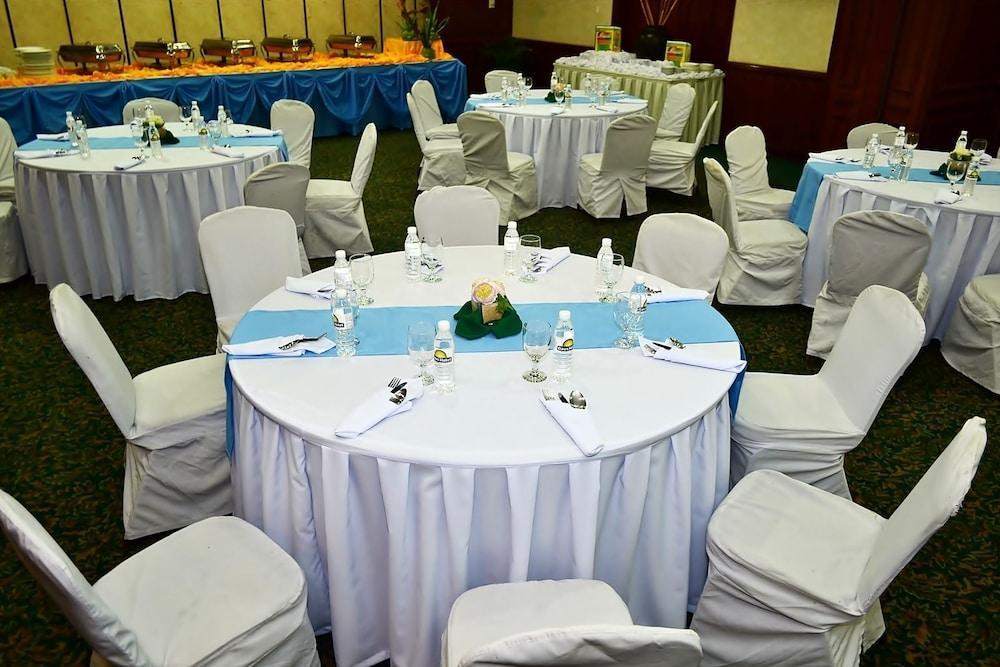 Days Hotel By Wyndham Batangas Zewnętrze zdjęcie